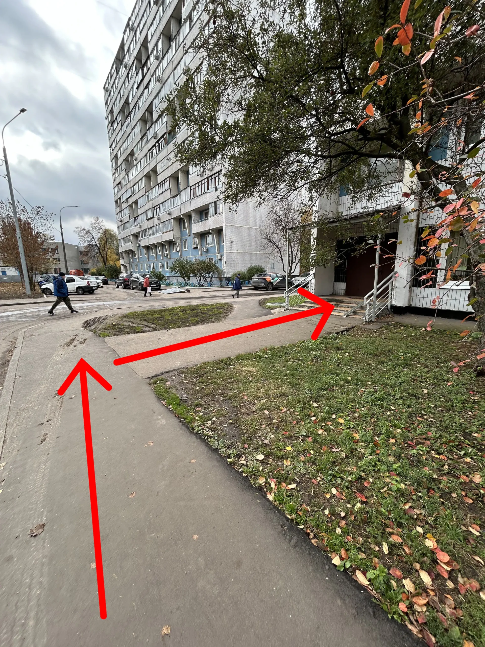 В конце дома повернуть направо к последнему подъезду