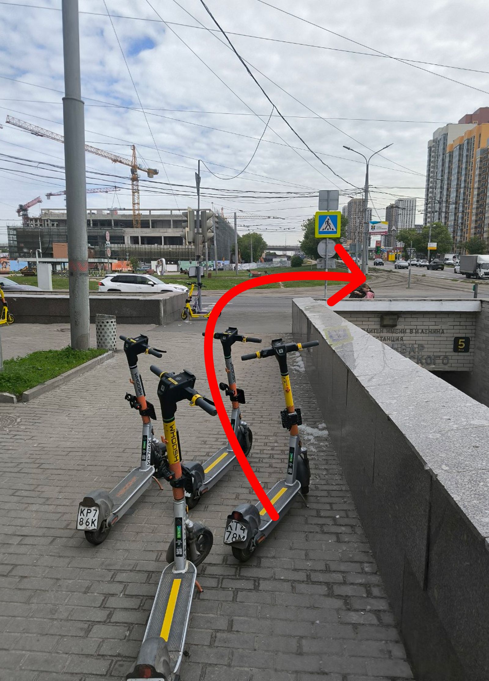 Повернуть направо к пешеходному переходу