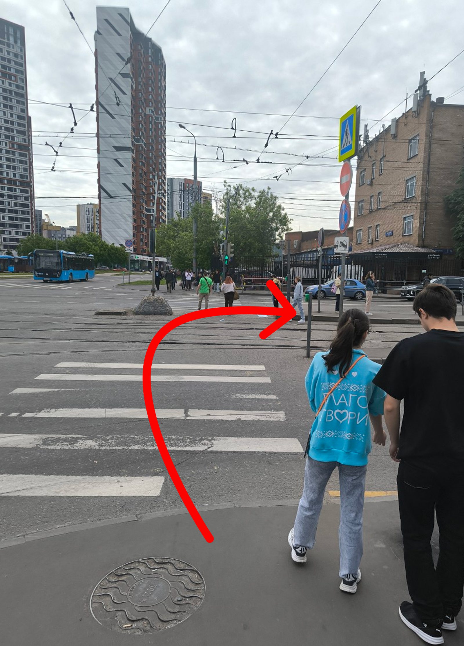 Пройти через пешеходный переход и повернуть направо