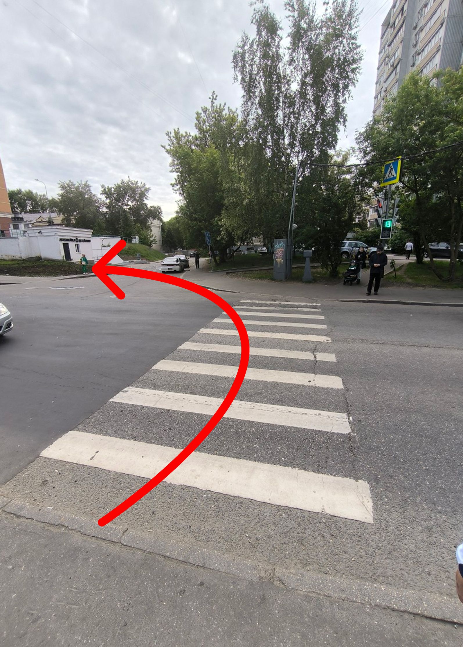 После пешеходного перехода повернуть налево