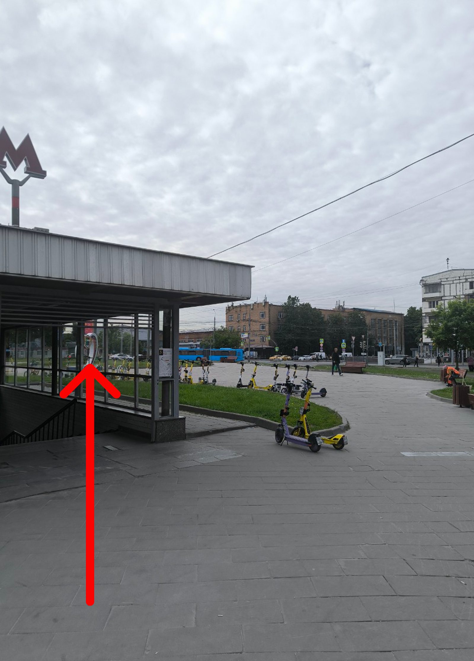Подойти к третьему выходу из метро